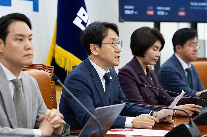 천준호 더불어민주당 원내대표 직무대행이 서울 여의도 국회에서 열린 정책조정회의에서 모두 발언을 하고 있다. 2026.4.30 뉴스1
