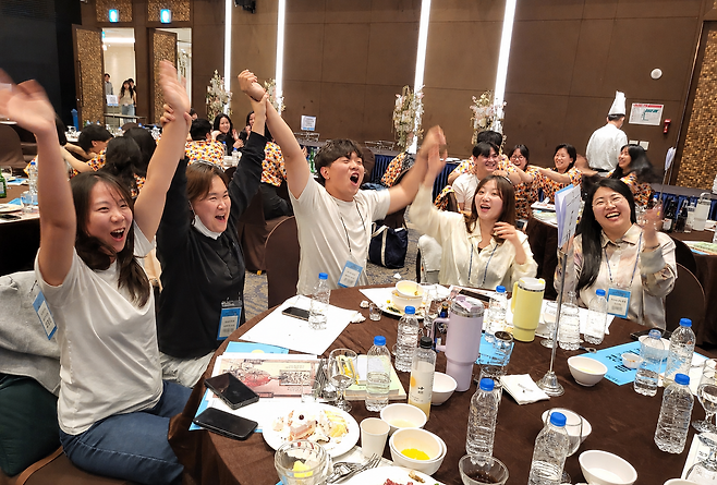 2026 청년마을 발대식에 참석한 청년들이 친목 도모 프로그램에서 환호하고 있다. 김해=박태근 기자 ptk@donga.com