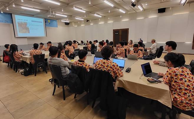 2026 청년마을 발대식에 참석한 청년들이 그룹별로 모여 컨설팅과, 투자 특강 등 역량 강화 프로그램에 참여하고 있다. 김해=박태근 기자 ptk@donga.com