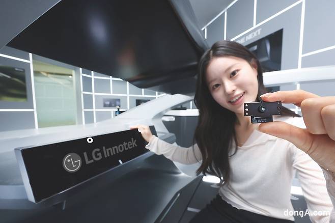 LG이노텍이 CES 2026에서 최초로 공개한 ‘차세대 언더 디스플레이 카메라 모듈’. LG이노텍 제공