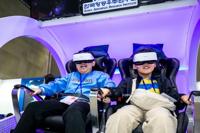 VR 체험을 하는 어린이 우주 기자단. 스튜디오51 제공