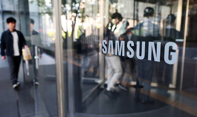 삼성전자, 1분기 영업이익 최대실적 기록     (서울=연합뉴스) 김주형 기자 = 삼성전자가 올해 1분기 영업이익이 57조2천328억원으로 지난해 동기보다 756.1% 증가한 것으로 잠정 집계됐다고 공시한 30일 서울 삼성전자 서초사옥에서 직원들이 출근하고 있다. 2026.4.30     kjhpress@yna.co.kr (끝)