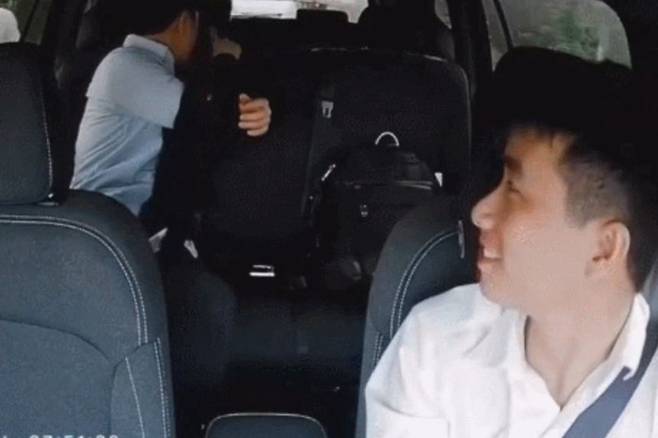 뒷좌석에 있던 택시기사 딸에게 내리기 직전 용돈을 건네는 한국인 승객. 사진=X(옛 트위터) 캡처