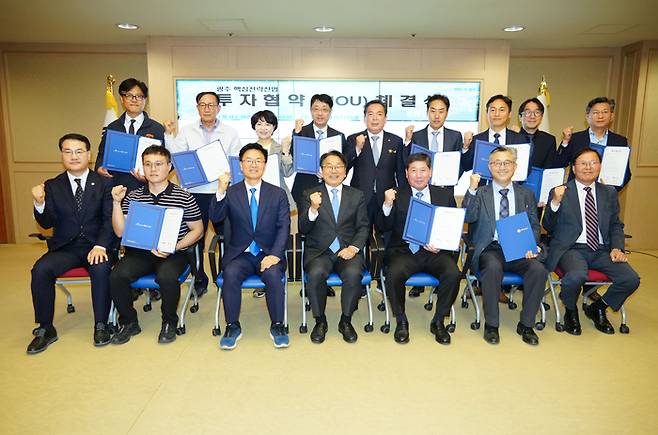 강기정 광주시장이 30일 오후 시청 비즈니스룸에서 열린 '2026년 광주 핵심전략산업 투자협약식'에 참석해 기업 대표들과 기념촬영을 하고 있다.