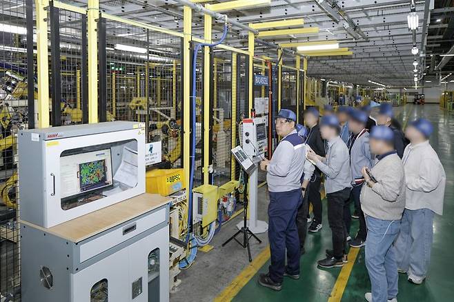 이동호 차체공장 담당자가 28일 경남 창원 성산구에 위치한 GM 한국사업장 창원공장에서 기자단에게 '빈 피킹(Bin Picking)' 설비에 대해 설명하고 있다. GM 한국사업장 제공.