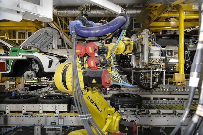 28일 GM 한국사업장 창원공장에 탑재된 타이어 조립 자동화 기술이 적용되는 모습. GM 한국사업장 제공.