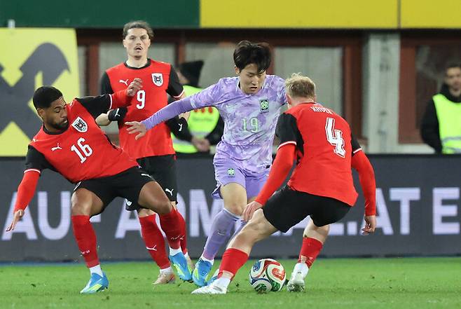 한국 축구대표팀의 이강인이 지난 1일(한국시각) 오스트리아 빈 에른스트 하펠 스타디움에서 열린 오스트리아와 평가전에서 돌파를 시도하고 있다. 빈/연합뉴스