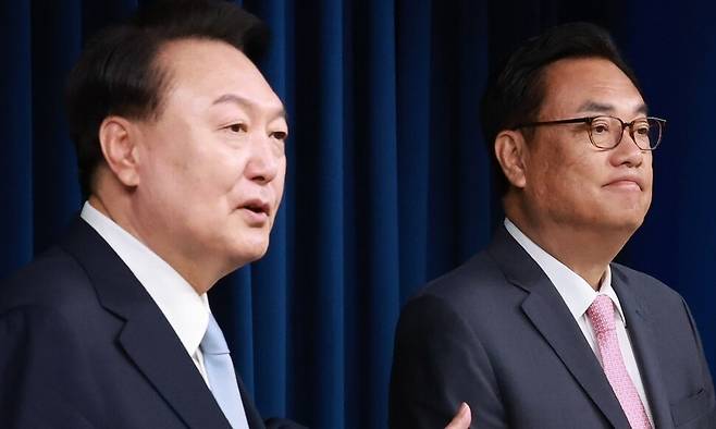 2024년 4월22일 윤석열 당시 대통령이 서울 용산 대통령실 청사에서 열린 인사브리핑에서 신임 대통령 비서실장으로 임명된 국민의힘 정진석 의원을 소개할 때의 모습. 연합뉴스