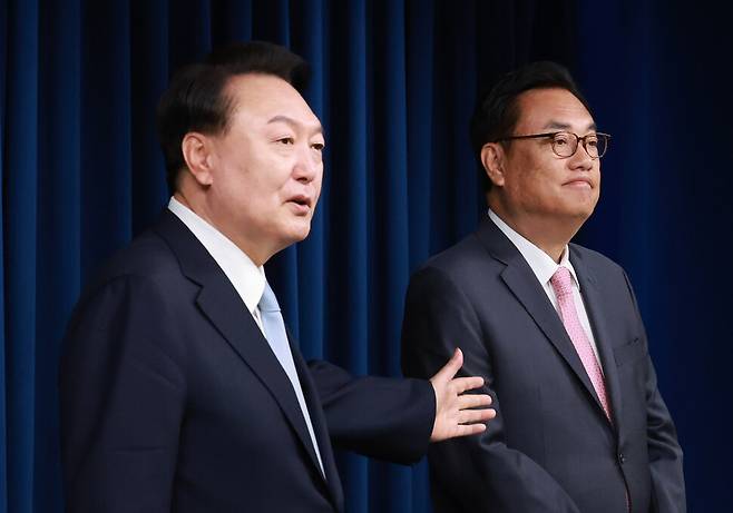 2024년 4월22일 윤석열 당시 대통령이 서울 용산 대통령실 청사에서 열린 인사 브리핑에서 신임 대통령 비서실장으로 임명된 국민의힘 정진석 의원을 소개할 때의 모습. 연합뉴스