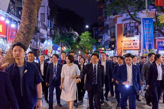 이재명 대통령과 김혜경 여사가 23일 베트남 하노이 호안끼엠 호수 인근 구시가지를 깜짝 방문해 산책하고 있다. 이 대통령 사회관계망서비스 캡처