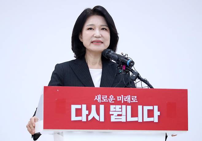이진숙 전 방송통신위원장이 25일 대구 수성구 국민의힘 대구시당에서 6·3 지방선거 대구시장 불출마를 선언하고 있다. 대구=뉴스1