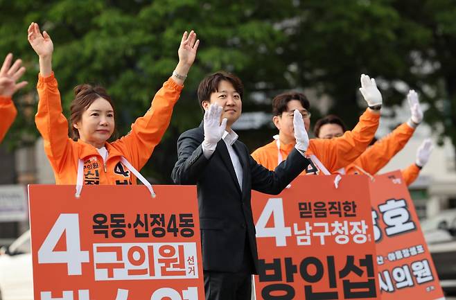 이준석 개혁신당 대표가 29일 울산 남구 공업탑 로터리에서 지방선거 후보자들과 함께 출근길 시민에게 인사하고 있다. 연합뉴스
