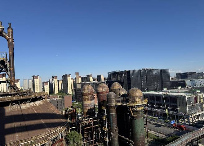 과거 중국 대표 철강 생산기지였던 중국 베이징시 스징산구 서우강원의 전경. 한때 베이징 최대 오염원으로 꼽혔던 철강 공장이 정부 정책과 국유자본 투자를 큰 축으로 하는 '산투연동' 방식의 산업 육성 모델을 통해 휴머노이드 산업 클러스터와 문화·관광 공간으로 탈바꿈했다. 베이징=이혜미 특파원