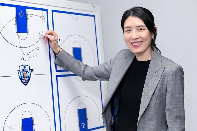 전주원 우리은행 감독이 27일 서울 성북구 우리은행 체육관 감독실에 비치된 작전판 앞에서 포즈를 취하고 있다. 박지연 인턴기자