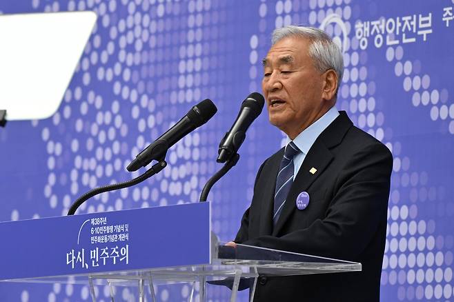 이재오 민주화운동기념사업회 이사장이 지난해 6월 10일 서울 용산구 민주화운동기념관에서 열린 '제38주년 6·10민주항쟁 기념식'에 참석해 경과 보고를 하고 있다. 박시몬 기자