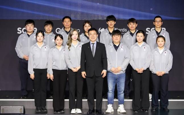 2026년 당구 국가대표와 서수길 대한당구연맹 회장. 사진=대한당구연맹