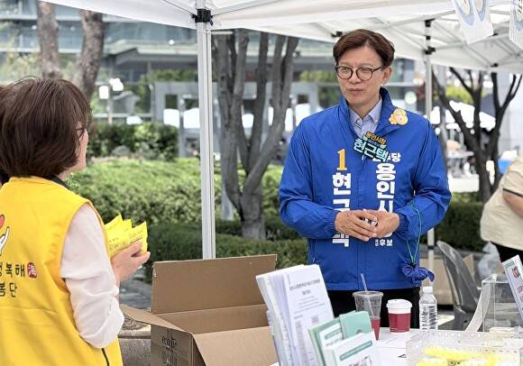 현근택 후보가 시민과 이야기를 나누고 있다. [사진=현근택 후보]