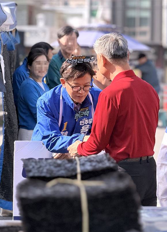 현근택 후보가 시민과 악수를 나누고 있다. [사진=현근택 후보]