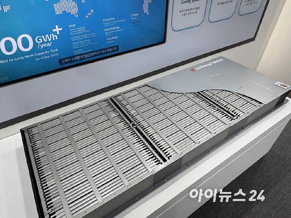 LG에너지솔루션의 셀 길이 확장형 배터리 셀을 적용한 ESS용 JF2 팩. [사진=권서아 기자]