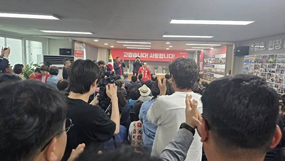 추경호 대구시장 예비후보가 달성군 당원들과 인사를 나누고 있다 [사진=이창재 기자]