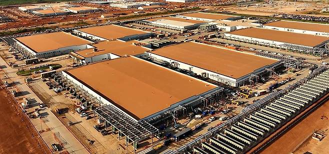 오픈AI가 텍사스 주 아빌린에 건설 중인 스타게이트 프로젝트 데이터센터 현장, 이런 규모의 데이터센터가 미국 이외에 네 곳 이상에서 진행되는데 이 전체 규모를 두배 이상 초과한다 / 출처=오픈AI