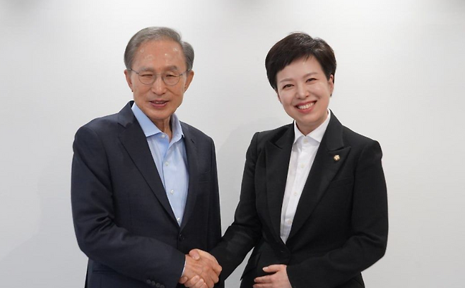 이명박 前 대통령과 김은혜 국민의힘 의원 (사진, 김 의원 SNS)