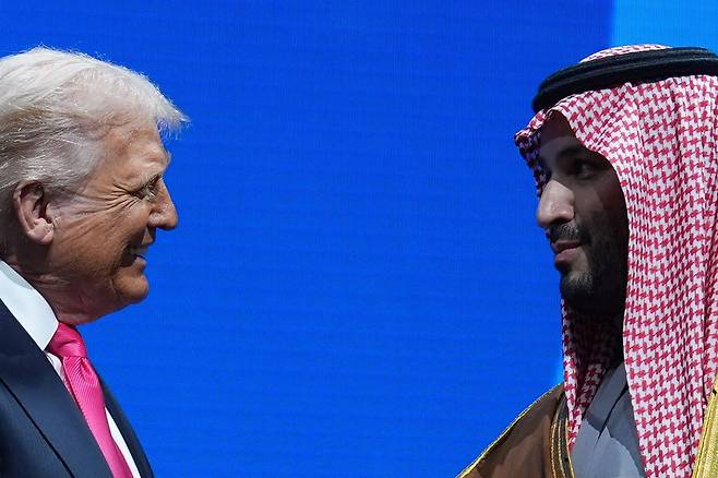UAE가 내달 1일(현지시간) OPEC·OPEC+ 탈퇴를 선언하며 사우디 주도 국제유가 질서가 흔들리고 있다. 중동 산유국들이 각자도생하는 모양새에 세계 에너지 판도뿐 아니라 중동과 미국 간 안보 구도에도 변화가 있을 수 있다는 분석이 나온다. 사진은 지난해 11월 19일 미국 워싱턴 DC에서 만난 트럼프 미국 대통령(왼쪽)과 무함마드 빈 살만 사우디 왕세자의 모습. [AP=연합뉴스]