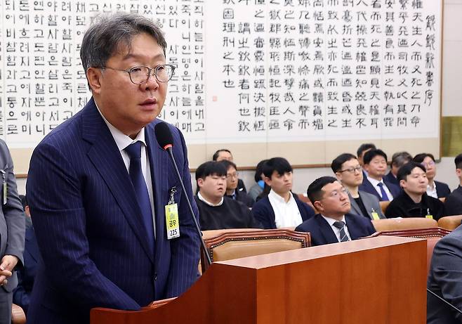 14일 국회 '윤석열 정권 정치검찰 조작기소 의혹 사건 진상규명' 국정조사특별위원회에서 열린 쌍방울 대북 송금 사건 관련 청문회에서 증인으로 출석한 방용철 쌍방울 그룹 전 부회장이 의원 질의에 답하고 있다. 연합뉴스