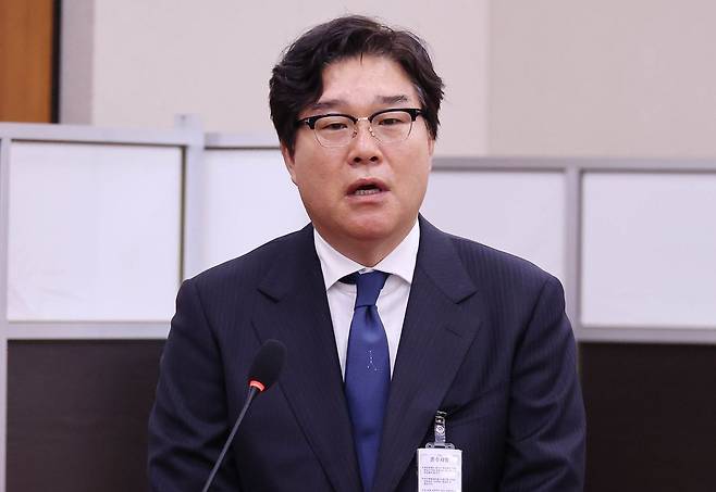 김성태 전 쌍방울 회장이 28일 국회에서 열린 윤석열정권정치검찰조작기소의혹사건진상규명국정조사특별위원회 전체회의에서 의원들 질의에 답하고 있다. 임현동 기자