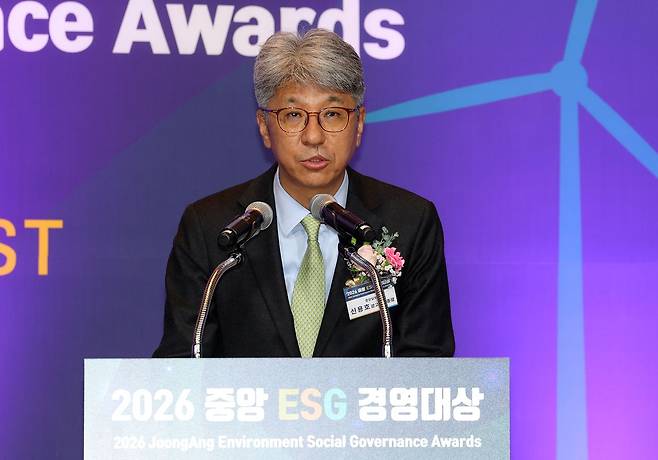 29일 오전 서울 더플라자호텔에서 열린 '2026 중앙 ESG경영대상'에서 신용호 중앙일보 광고사업총괄이 환영사를 하고 있다. 강정현 기자