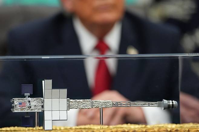 현지시간 29일 도널드 트럼프 미국 대통령이 아르테미스 2호의 우주조정사들을 백악관으로 초청한 자리에 우주선 모형이 놓여 있다. AP=연합뉴스