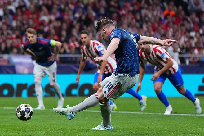 페널티킥 선제골을 터트리는 아스널의 요케레스. AP=연합뉴스