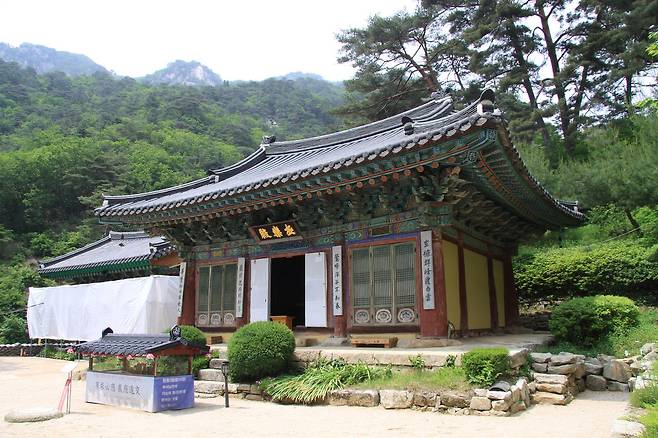 국가유산청은 30일 ‘가평 현등사 극락전’ 등 부불전 6건과 ‘금산 영천암 무량수각’ 등 요사채 4건을 국가지정 문화유산 보물로 지정 예고했다. 사진은 가평 현등사 극락전. 사진 국가유산청