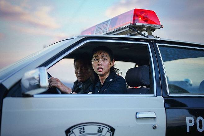 영화 '호프'의 스틸 컷. 경찰차에 탄 채 놀란 표정으로 무언가를 바라보는 성애(정호연). 사진 플러스엠 엔터테인먼트