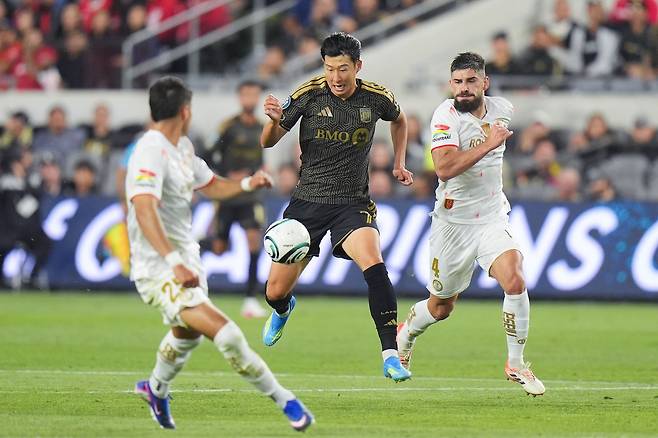 LAFC 승리를 이끈 손흥민(가운데). AP=연합뉴스