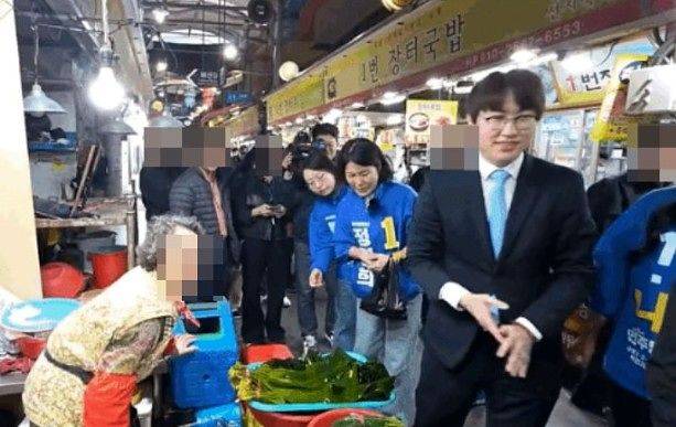 하정우 전 청와대 AI 미래기획수석비서관이 29일 북구 구포시장에서 상인들과 만난 뒤 손을 비비는 장면. 사진 온라인커뮤니티 캡처