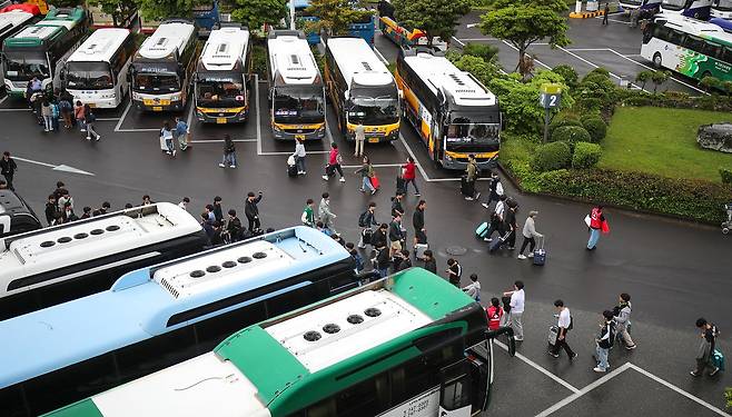 제주국제공항 주차장에 수학여행을 온 학생들과 관광객들을 태우려는 전세버스들이 주차되어 있다. 뉴시스