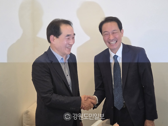 ▲ 우상호 더불어민주당 강원도지사 후보는 30일 춘천의 한 카페에서 최흥집 전 강원도 정무부지사와 최종주 전 강원JC회장과 만나 지지선언 및 강원 경제 활성화 방안을 논의했다. 이정호 기자