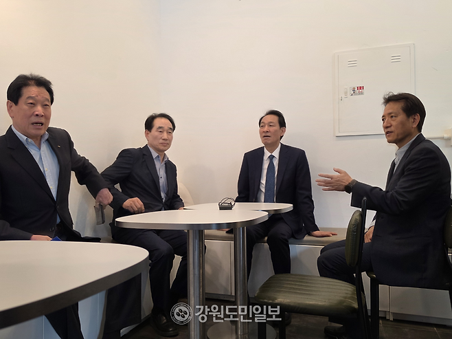 ▲ 우상호 더불어민주당 강원도지사 후보는 30일 춘천의 한 카페에서 최흥집 전 강원도 정무부지사와 최종주 전 강원JC회장과 만나 지지선언 및 강원 경제 활성화 방안을 논의했다. 이정호 기자