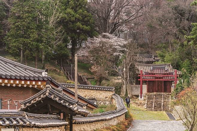 김제 향교 너머 홍살문이 보인다(사진=이효태)