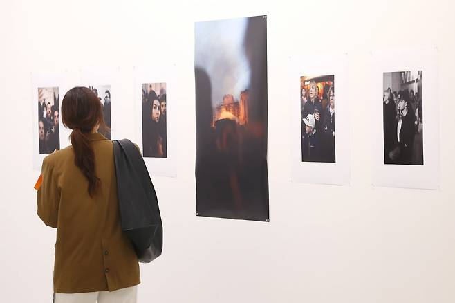 파리 보이지 않는 파리 전시에 걸린 노트르담 대성당 화재를 담은 사진들. 연합뉴스