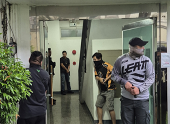 필리핀 현지 수사당국이 지난해 7월 보이스피싱 범죄 조직 일당이 범행을 벌인 현지 사무실에서 체포작전을 진행하고 있다. 서울동부지검 제공