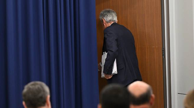 퇴장 아닌 퇴장 제롬 파월 미국 연방준비제도 의장이 29일(현지시간) 워싱턴 연준 건물에서 의장으로서 마지막 기자회견 후 퇴장하고 있다. 신화연합뉴스