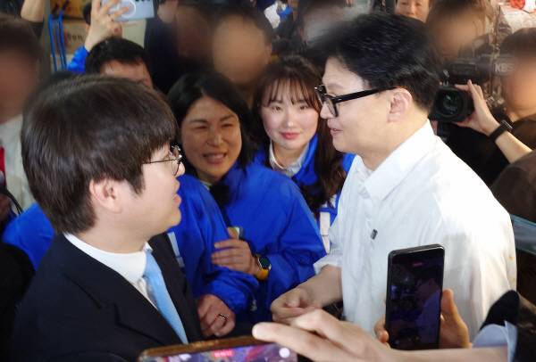 29일 구포시장에서 하정우(왼쪽) 전 청와대 AI 미래기획수석비서관과 한동훈 전 국민의힘 대표가 만나 악수하고 있다. 강지원 기자