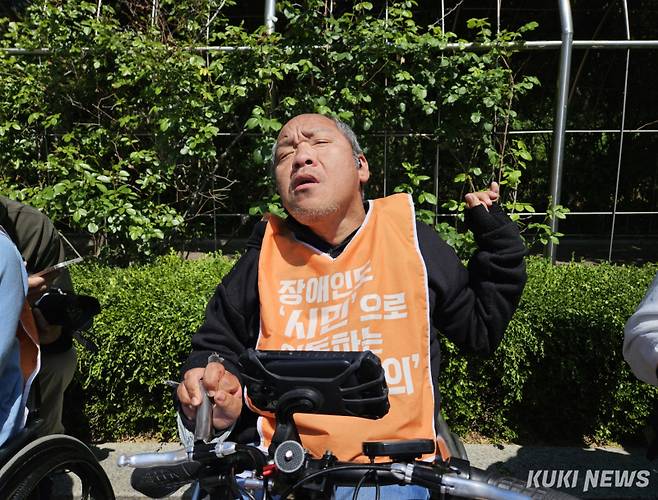 30일 오전 서울 서초구 서울중앙지방법원 앞에서 이규식 서울장애인차별철폐연대 대표가 ‘시외이동권 차별 구제 소송 접수 기자회견’에서 발언하고 있다. 서지영 기자