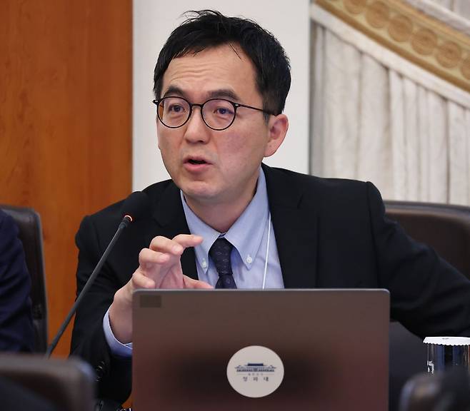 구자현 검찰총장 직무대행이 지난 2월 10일 청와대에서 열린 국무회의에서 마약 수사와 관련된 이재명 대통령 질문에 답하고 있다. 연합뉴스