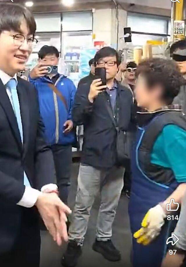 하정우 더불어민주당 부산 북갑 국회의원 보궐선거 후보가 지난 29일 부산 구포시장에서 상인과 악수한 뒤 손을 비비며 터는 모습. 하 후보는 30일 “손이 저려 무의식적으로 그랬다”며 초보 정치인의 실수라고 해명했다. 박정훈 국민의힘 의원 페이스북 캡처