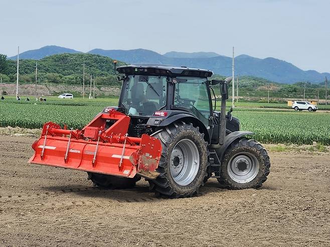 대동의 AI트랙터가 무인으로 로터리작업을 하고 있다. 창녕 이호준기자