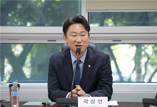 곽상언 더불어민주당 의원이 30일 서울 영등포구 국회의원회관에서 열린 ⌜가축분뇨 자원화 촉진과 이용 다각화를 위한 정책 간담회⌟에서 발언하고 있다. <사진제공=곽상언 의원실>