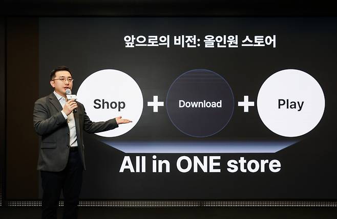 박태영 원스토어 대표가 30일 서울 중구 SKT타워 수펙스홀에서 개최된 '원스토어 창립 10주년 기념 기자간담회'에서 ‘올인원 스토어’ 비전을 선포하고 있다. /사진=원스토어